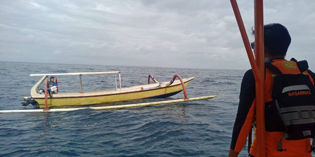 Sampan nelayan di Nusa Lembongan Bali yang sempat tergulung ombak - IST