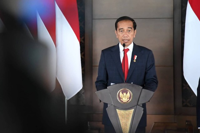 Presiden Joko Widodo memberikan keterangan pers sebelum melakukan kunjungan kerja ke Jerman di Bandara Soekarno-Hatta, Jakarta, Minggu (26/6/2022). Foto: Lukas/Biro Pers Sekretariat Presiden