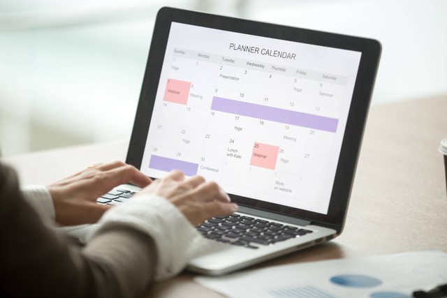 Ilustrasi ibu membuat jadwal homeschooling untuk anak. Foto: Shutterstock