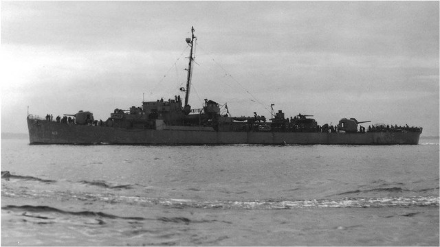 Kapal USS Samuel B Robert sebelum tenggelam.
