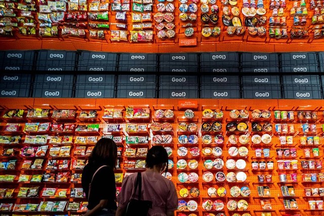 Pengunjung melihat mi instan di toko Good Noodle di Bangkok, Thailand. Foto: Athit Perawongmetha/REUTERS