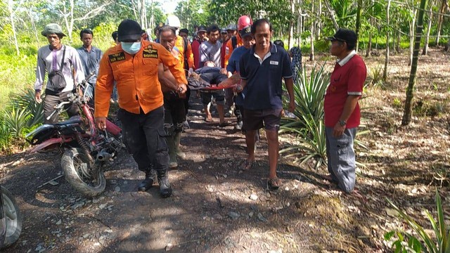 Tim SAR dan warga mengevakuasi warga yang hilang di hutan Teluk Keramat ke rumah sakit. Foto: Dok Basarnas Pontianak 