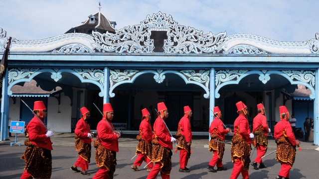 Sejumlah prajurit Keraton Kasunanan Surakarta Hadiningrat dari Lembaga Dewan Adat melakukan atraksi kirab di kawasan keraton setempat, Solo, Jawa Tengah, Minggu (26/6/2022). Foto: Maulana Surya/ANTARA FOTO