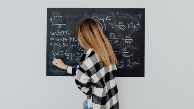 Ilustrasi siswa yang menyelesaikan soal Matematika dengan logika. Sumber: https://www.pexels.com/photo/girl-in-plaid-shirt-solving-a-math-problem-6256075/