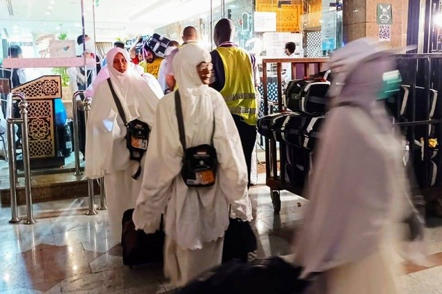 Jemaah haji Aceh di Kota Madinah, Arab Saudi, pada hari ini atau Ahad (26/6/2022), berangkat ke Kota Makkah. Foto: Nasril untuk acehkini