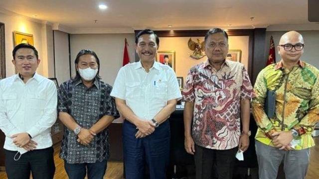 Gubernur Sulawesi Utara, Olly Dondokambey beserta panitia perlombaan memancing internasional saat menghadap kepada Menko Marves, Luhut Binsar Pandjaitan. (dokumen istimewa)
