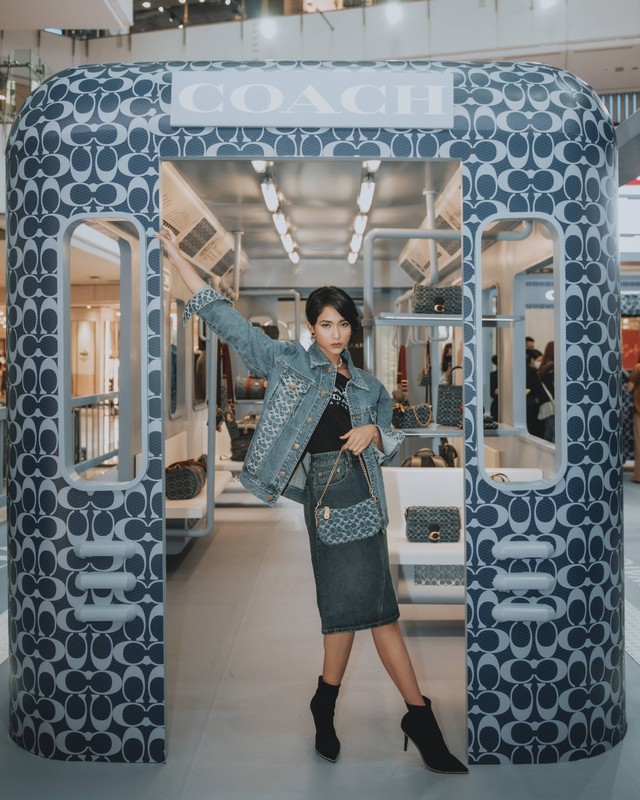 Aktris Aghniny Haque mengenakan koleksi Signature Denim Style Coach di COACH New York Subway Pop Store di Grand Indonesia, Jakarta. Foto: Coach Indonesia
