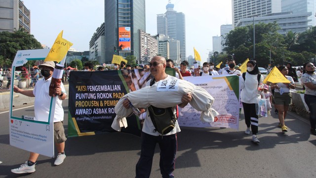 Warga bersama Forum Warga Kota (FAKTA) Indonesia melakukan aksi saat Hari Bebas Kendaraan Bermotor, Jalan Jenderal Sudirman, Jakarta, Minggu (26/6/2022). Foto: Reno Esnir/ANTARA FOTO