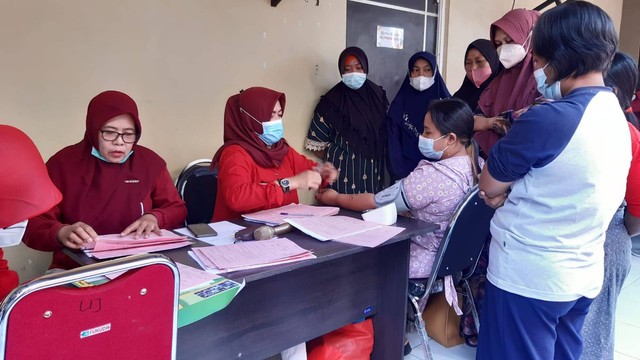 Petugas melakukan cek tekanan darah pada peserta MOW. Foto: Aisyah Nawangsari