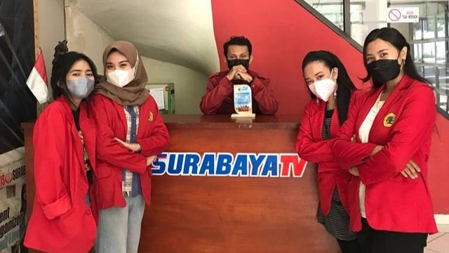 Foto bersama kru SurabayaTV (Foto : Davandra Grahadi, Dokumentasi Pribadi)