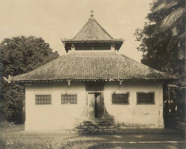 Masjid Al-Anwar pada tahun 1930. Sumber : KITLV, Digital Collections Universiteit Leiden.