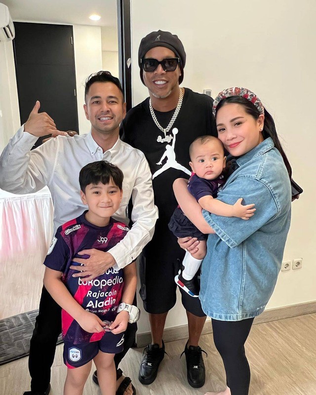 Ronaldinho Mampir ke Rumah Raffi Ahmad. Foto: Instagram/@raffinagita1717