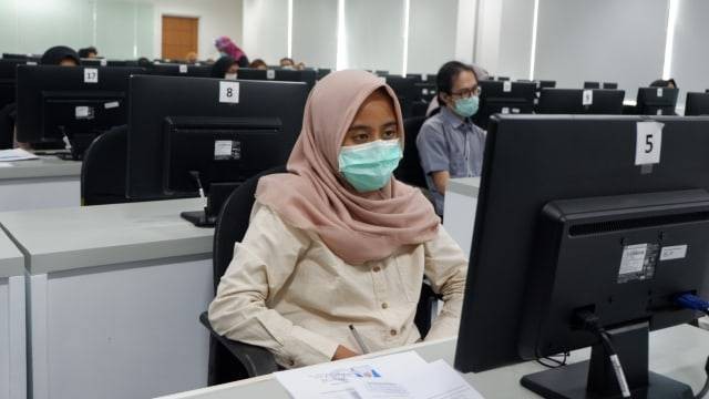 Peserta mengikuti Ujian Tulis Berbasis Komputer (UTBK) saat seleksi masuk perguruan tinggi negeri di Kampus UGM, DI Yogyakarta, Senin (6/7). Foto: Arfiansyah Panji Purnandaru/kumparanTech