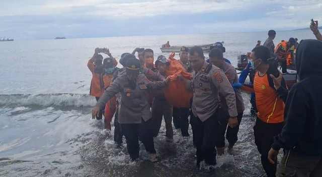 Kepolisian dan TIM SAR mengevakuasi korban hilang di Pantai Batu Gong. Foto: Attamimi/kendarinesia.