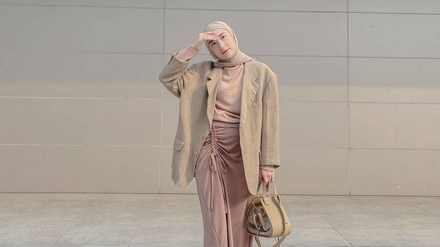 Ilustrasi ide outfit hijab dengan drawstring skirt. Foto: Instagram.com/denisarani