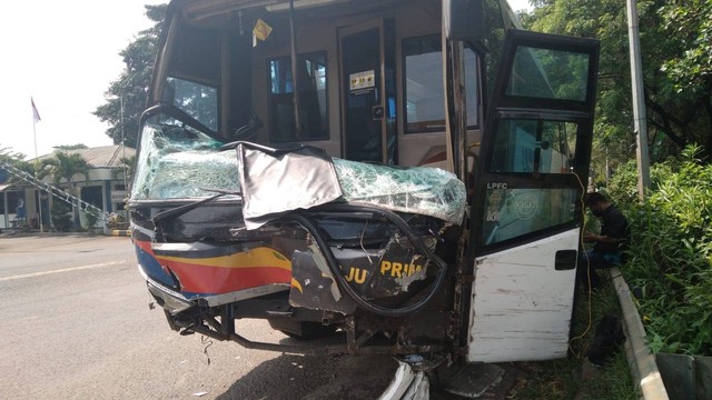 Kondisi bus Laju Prima yang menjadi penyebab insiden kecelakaan beruntun di Tol Cipularang. Senin (27/6/2022). Foto: kumparan