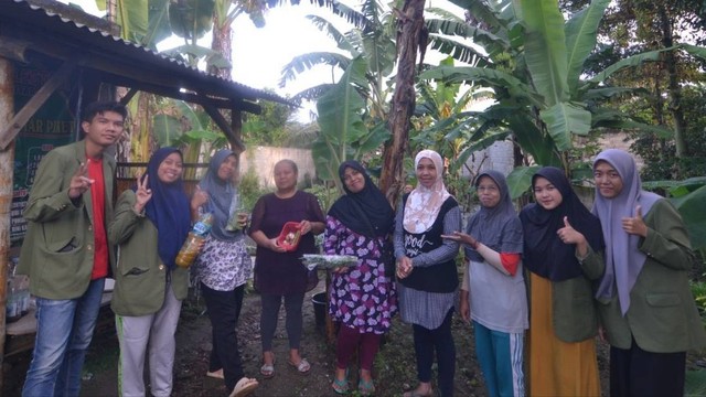 Mahasiswa KKNT MBKM UPN Jatim Bersama Anggota KWT Blitar Lestari