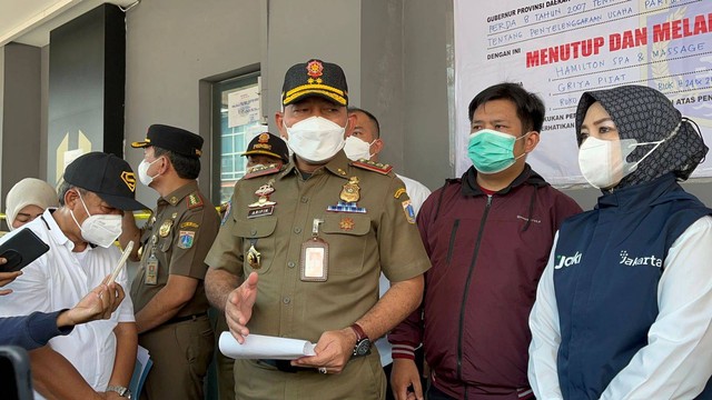 Kasatpol PP DKI Jakarta Arifin bersama dengan penanggung jawab usaha Hamilton Spa & Massage Mahrudin, Senin (27/6/2022). Foto: Haya Syahira/kumparan