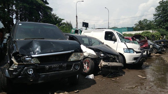 Kondisi mobil yang terlibat kecelakaan beruntun di Tol Cipularang, Senin (27/6/2022). Foto: kumparan