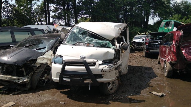 Kondisi mobil yang terlibat kecelakaan beruntun di Tol Cipularang, Senin (27/6/2022). Foto: kumparan