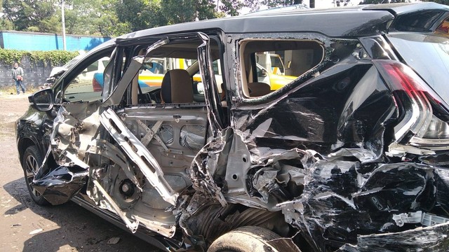 Kondisi mobil yang terlibat kecelakaan beruntun di Tol Cipularang, Senin (27/6/2022). Foto: kumparan