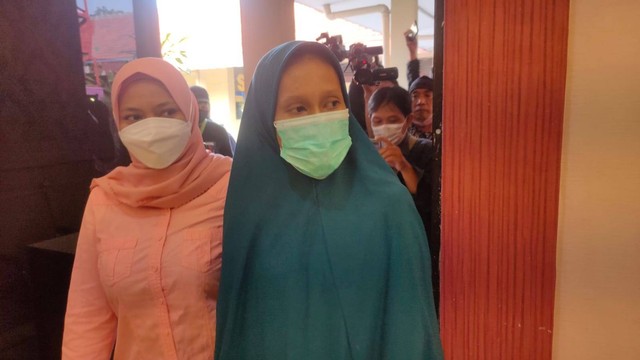 Eka Sari Yuni Hartini (kerudung biru) ketika diamankan pihak Polsek Wonocolo Surabaya.