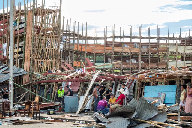 Puing-puing terlihat setelah bagian dari tribun runtuh di arena adu banteng, selama perayaan perayaan San Pedro di El Espinal, Kolombia. Foto: Cristian Parra/REUTERS