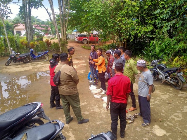 Saat peserta mendapatkan pengarahan  dari pemateri sebelum melakukan praktek Pelatihan Pemadam Kebakaran. (Foto : Edi Rahman/Yayasan Palung).