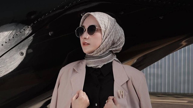 Ilustrasi referensi outfit hijab dengan blazer. Foto: Instagram.com/nisacookie