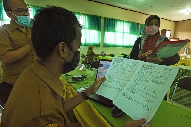 Panitia Penerimaan Peserta Didik Baru (PPDB) memverifikasi data calon peserta didik yang mendaftar di SD SMP Negeri 1 Kota Serang, Banten, Senin (27/6/2022). Foto: Asep Fathulrahman/ANTARA FOTO