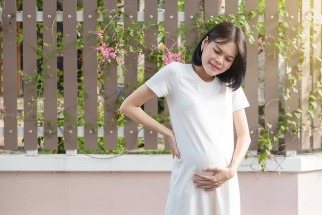 Rasa sakit pada bagian pinggang ke bawah biasanya muncul selama trimester pertama hingga trimester ketiga. Foto: Shsutterstock