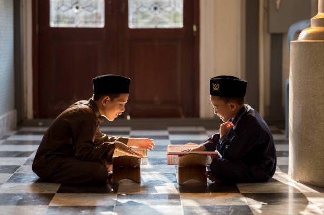 Ilustrasi anak-anak Muslim yang belajar makhorijul huruf hijaiyah. Foto: Pixabay