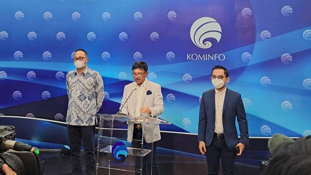 Dirjen Aplikasi dan Informatika Kominfo, Semuel A. Pangerapan; Menteri Kominfo, Johnny G. Plate; dan Juru Bicara Kominfo, Dedy Permadi. Foto: Rian Ramadhan/kumparan