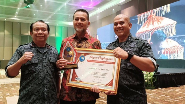 Wakil Gubernur Sumut Musa Rajekshah (tengah) usai menerima penghargaan instansi berperan aktif dalam melaksanakan P4GN di Bali Nusa Dua Convention (BNDC), Senin (27/6/2022). Foto: Denita BR Matondang/kumparan