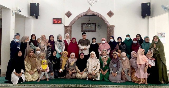 Majelis Masjid Al-Anshor – Mengundang Ustadz Deni Darmawan mengisi ceramah agama dengan tema akhlak. Di Masjid Al-Anshor Bukitdago Ambassador, Sabtu (26/06).