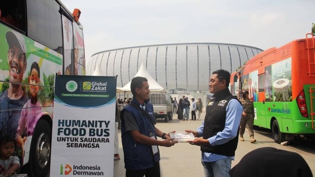 Humanity Food Bus datang langsung ke Jakarta International Stadium (JIS) untuk memeriahkan puncak Hari Ulang Tahun (HUT) ke-495 DKI Jakarta. Dengan semangat berbagi, 1000 porsi makanan siap saji disediakan armada tersebut untuk panitia dan para pekerja informal di JIS.