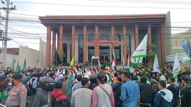 Massa mendatangi Holywings Jogja yang berada di Jalan Magelang Km 5,8 Sinduadi, Kecamatan Mlati, Kabupaten Sleman pada Senin (27/6/2022). Foto: Arfiansyah Panji Purnandaru/kumparan