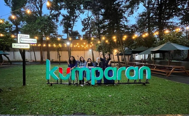Foto bersama dengan rekan satu angkatan. Foto: Istimewa.