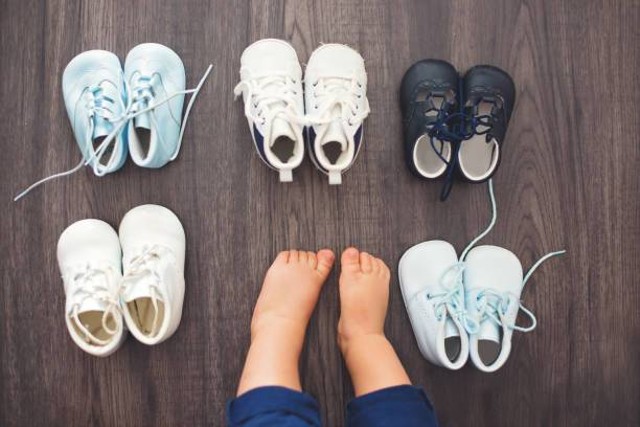 Ilustrasi ukuran sepatu bayi 6-12 bulan (Sumber: iStock)