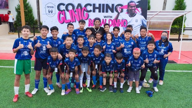 Ronaldinho gelar coaching clinic di Unggul Sport Center, Malang, Jawa Timur. Foto: Dok. Istimewa