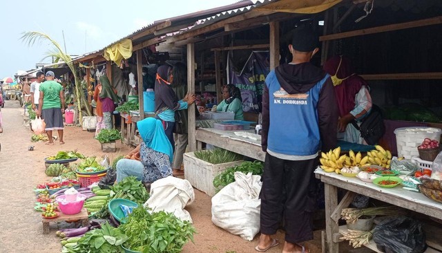 Aktivitas perdagangan di Pasar Tradisional Kecamatan Bobong, Kabupaten Pulau Taliabu, Maluku Utara. Foto: Istimewa