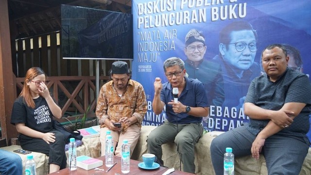 Rocku Gerung saat menjadi pembicara dalam peluncuran buku  Mata Air Indonesia Maju. Foto: Dok. Panitia Bedah Buku