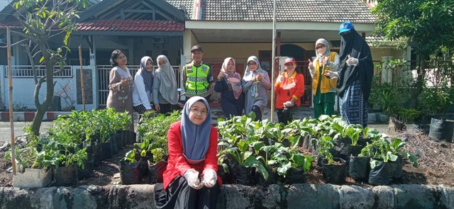 Foto bersama setelah kegiatan sosialisasi dan praktik menanam tanaman sayur. Sumber: Dokumentasi pribadi