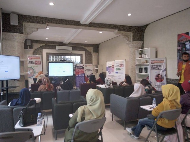 STIE Malangkucecwara Kuatkan Ekonomi Lokal Warga Kampoeng Kajoetangan Heritage (126924)