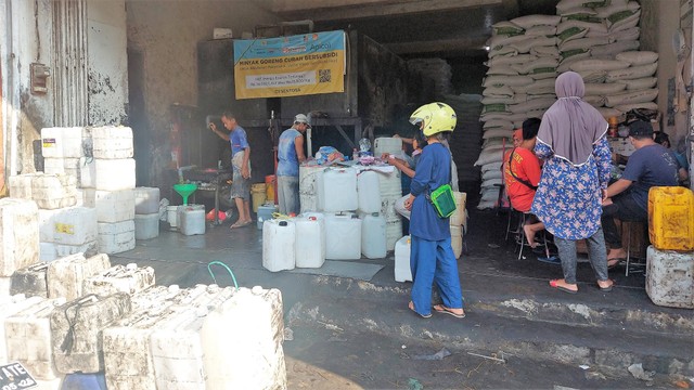 Pembelian minyak goreng di salah satu distributor kawasan Pasar Legi, Solo, Senin (27/06/2022). FOTO: Fernando Fitusia  