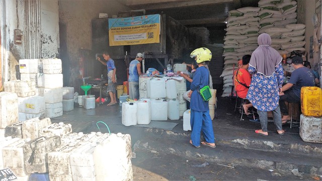 Pembelian minyak goreng di salah satu distributor kawasan Pasar Legi, Solo, Senin (27/06/2022). FOTO: Fernando Fitusia