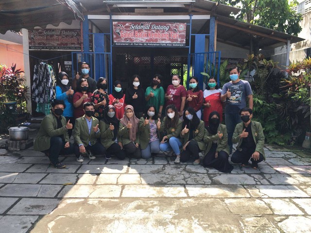 Sumber : Foto bersama dengan UMKM Batik Kembang Turi dan  Mahasiswa KKN-T 149 MBKM UPNVJT