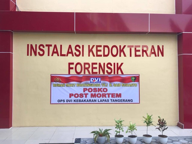 Hadiah liputan pertama: Foto di depan posko post-mortem korban kebakaran Lapas Tangerang, September 2021. Foto: Judith Aura