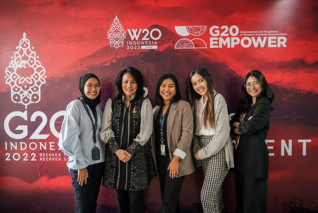 Kak Avissa, Bu Uli Silalahi, Mbak Fitria, Mbak Dena, dan saya, saat wawancara Bu Uli untuk rubrik Role Model kumparanWOMAN di Gedung Kementerian PPPA Jakarta. Foto: Jamal Ramadhan/kumparan