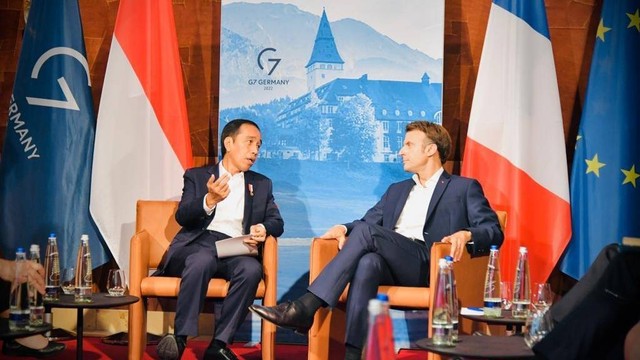 Presiden Jokowi melakukan pertemuan bilateral dengan Presiden Prancis Emmanuel Macron di sela-sela KTT G7 di Elmau, Jerman, Senin (27/6/2022). Foto: Laily Rachev/Biro Pers Sekretariat Presiden